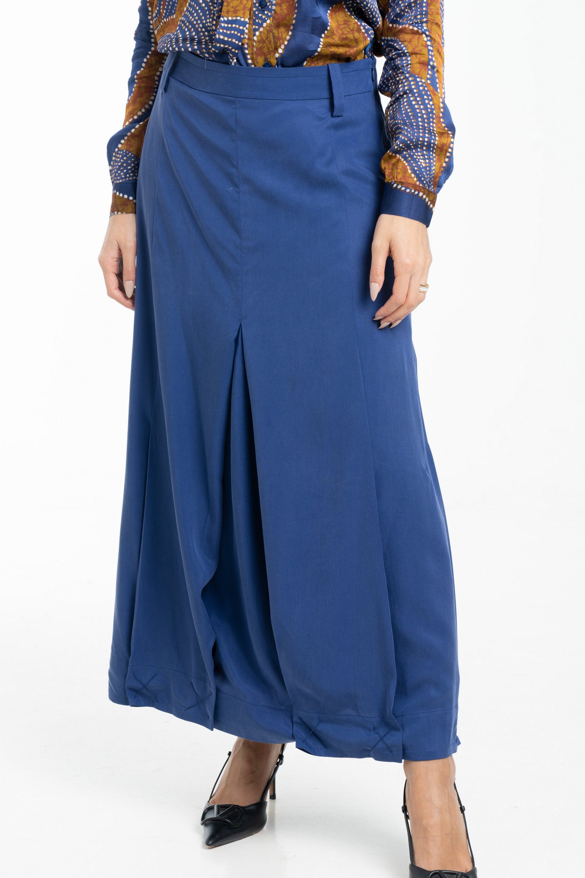 داليدرس تنورة سادة مطرز من أسفل بالخيوط