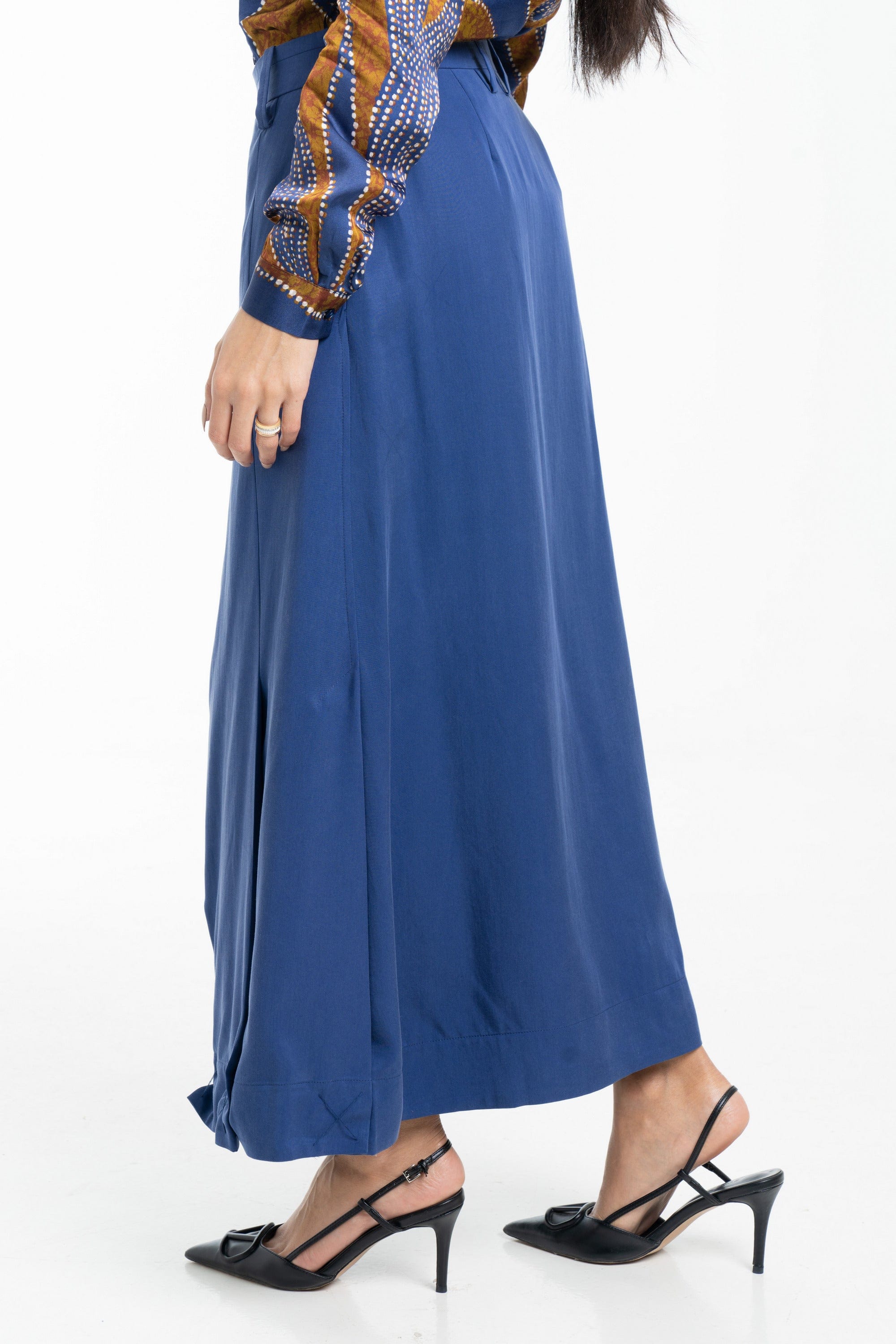 داليدرس تنورة سادة مطرز من أسفل بالخيوط