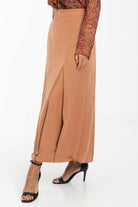 داليدرس تنورة سادة مطرز من أسفل بالخيوط