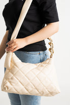 داليدرس حقيبة كتف كبيرة على شكل مربعات مزينة بحلقات معدنية