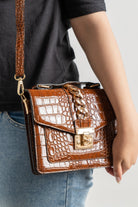 داليدرس حقيبة يد سادة مزينة بحلقات معدنية