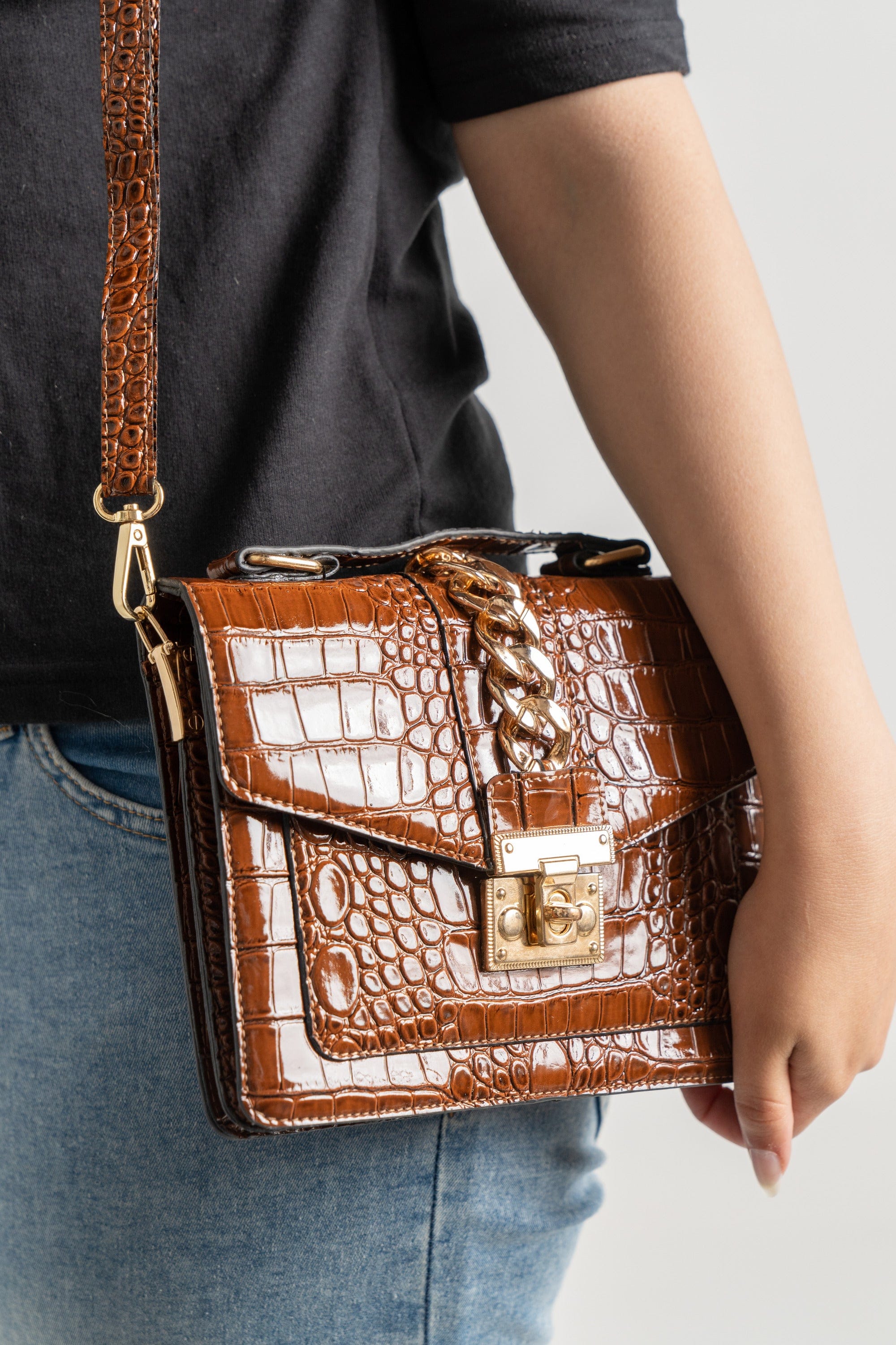 داليدرس حقيبة يد سادة مزينة بحلقات معدنية