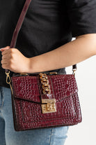 داليدرس حقيبة يد سادة مزينة بحلقات معدنية