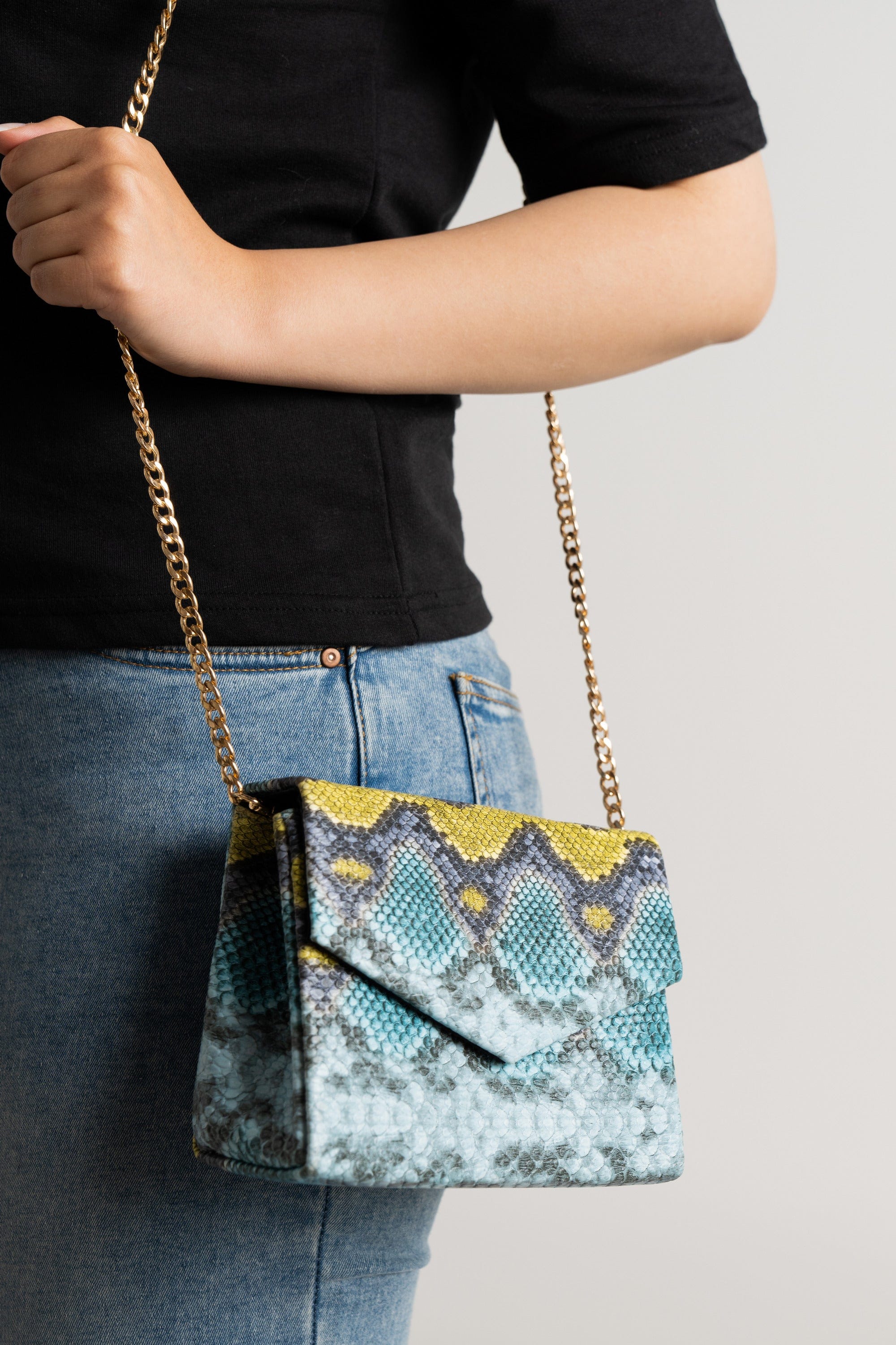 داليدرس حقيبة كروس منقوش بجلد الثعبان متعدد الألوان