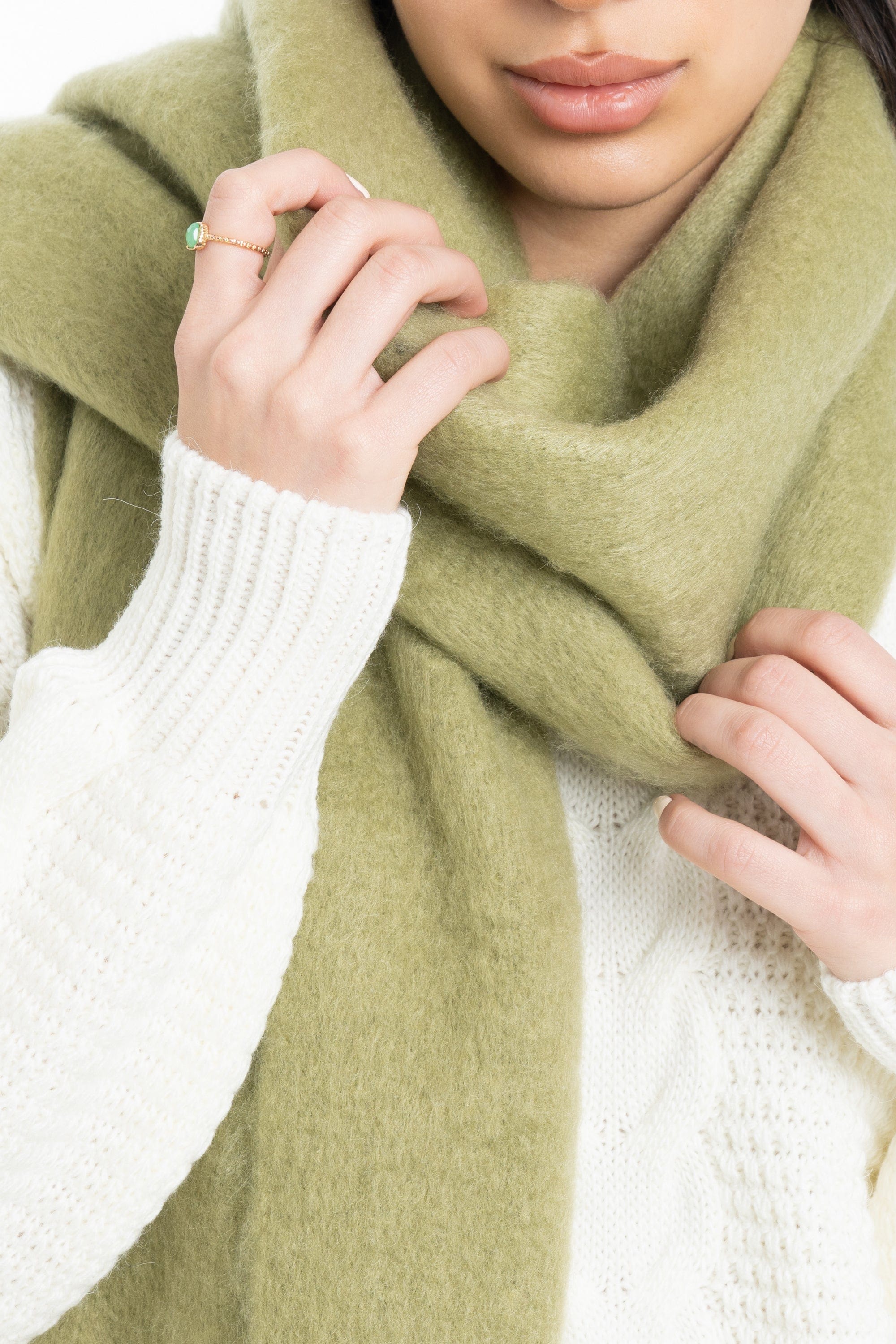 داليدرس وشاح نسائي سادة بخيوط من أسفل زيتوني