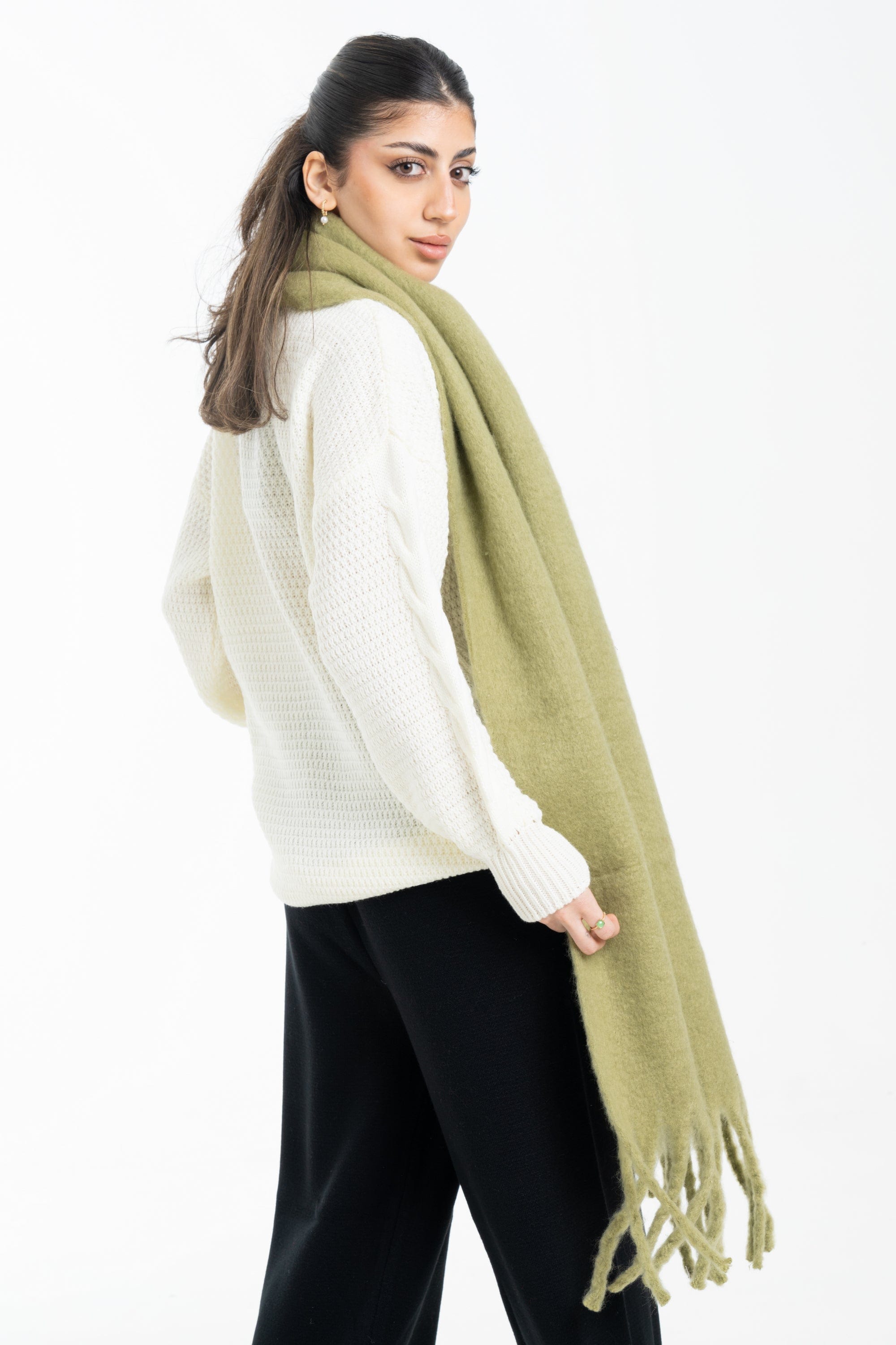 داليدرس وشاح نسائي سادة بخيوط من أسفل زيتوني