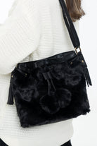 داليدرس حقيبة يد فرو مزينة برباط فرو