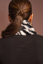 داليدرس وشاح فرو بنقشة حمار وحشي أسود/أبيض