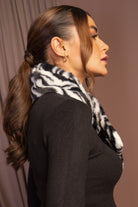 داليدرس وشاح فرو بنقشة حمار وحشي أسود/أبيض