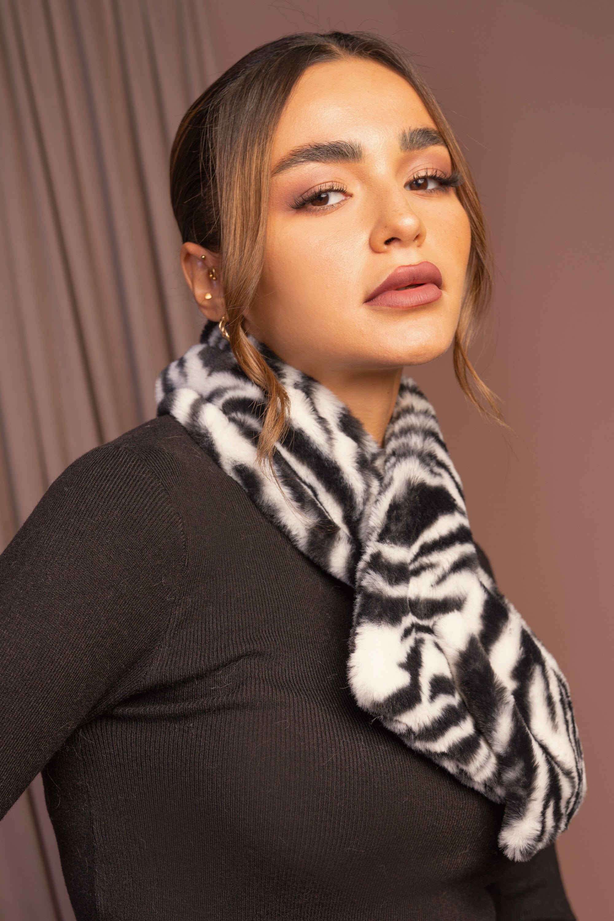 داليدرس وشاح فرو بنقشة حمار وحشي أسود/أبيض