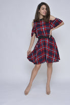 كيتشن فستان قصير مخطط مفتوح من الكتف