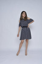 كيتشن فستان قصير مخطط مفتوح من الكتف