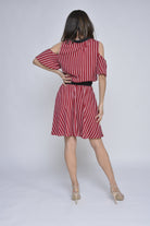 كيتشن فستان قصير مخطط مفتوح من الكتف