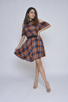 كيتشن فستان قصير مخطط مفتوح من الكتف