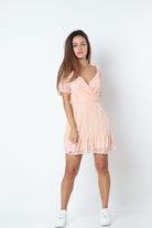 كيتشن فستان شيفون قصير بفتحة صدر عميقة وأكمام نص كم منفوخة الخوخ الوردي