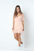 كيتشن فستان شيفون قصير بفتحة صدر عميقة وأكمام نص كم منفوخة الخوخ الوردي