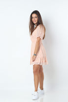 كيتشن فستان شيفون قصير بفتحة صدر عميقة وأكمام نص كم منفوخة الخوخ الوردي