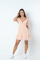 كيتشن فستان شيفون قصير بفتحة صدر عميقة وأكمام نص كم منفوخة الخوخ الوردي