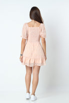 كيتشن فستان شيفون قصير بفتحة صدر عميقة وأكمام نص كم منفوخة الخوخ الوردي