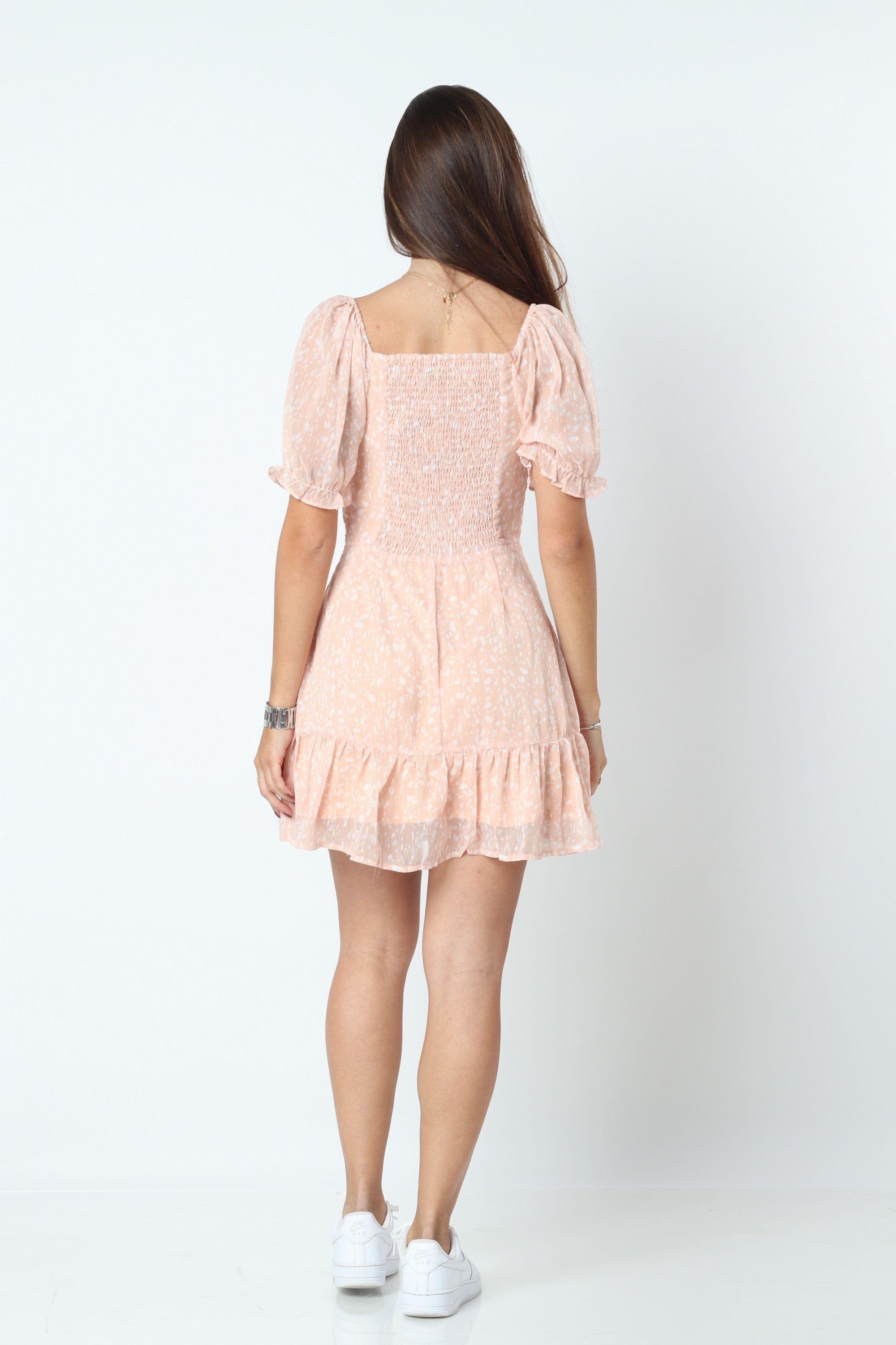 كيتشن فستان شيفون قصير بفتحة صدر عميقة وأكمام نص كم منفوخة الخوخ الوردي