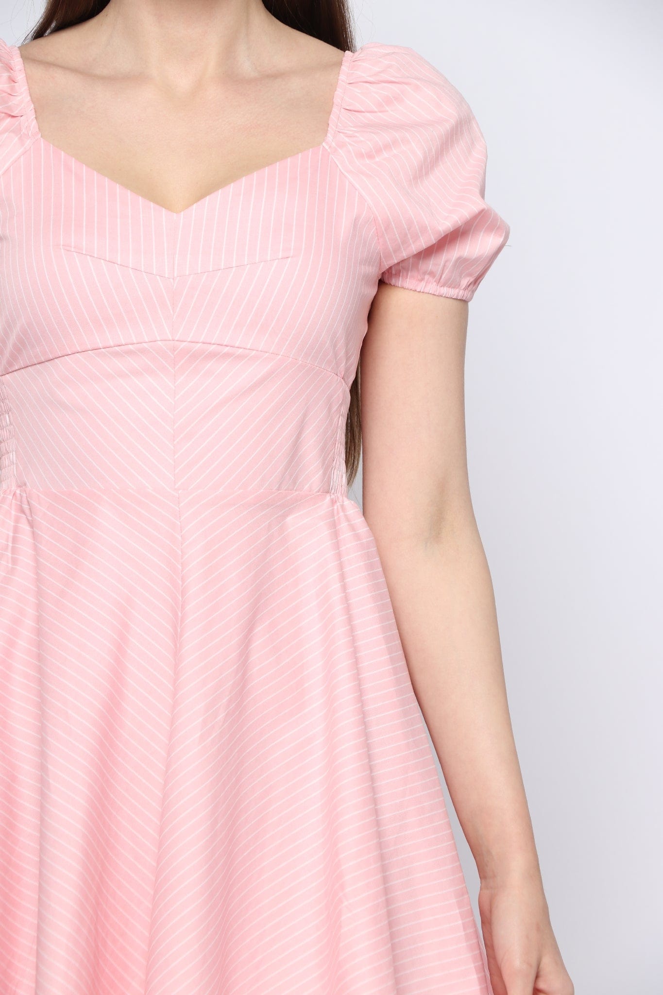 كيتشن فستان قصير سادة مزموم من الخصر