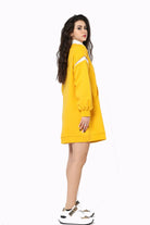 كيتشن فستان رقبة طويلة بجيب كبير علي الخصر بقطعة قماش بيضاء علي الكم