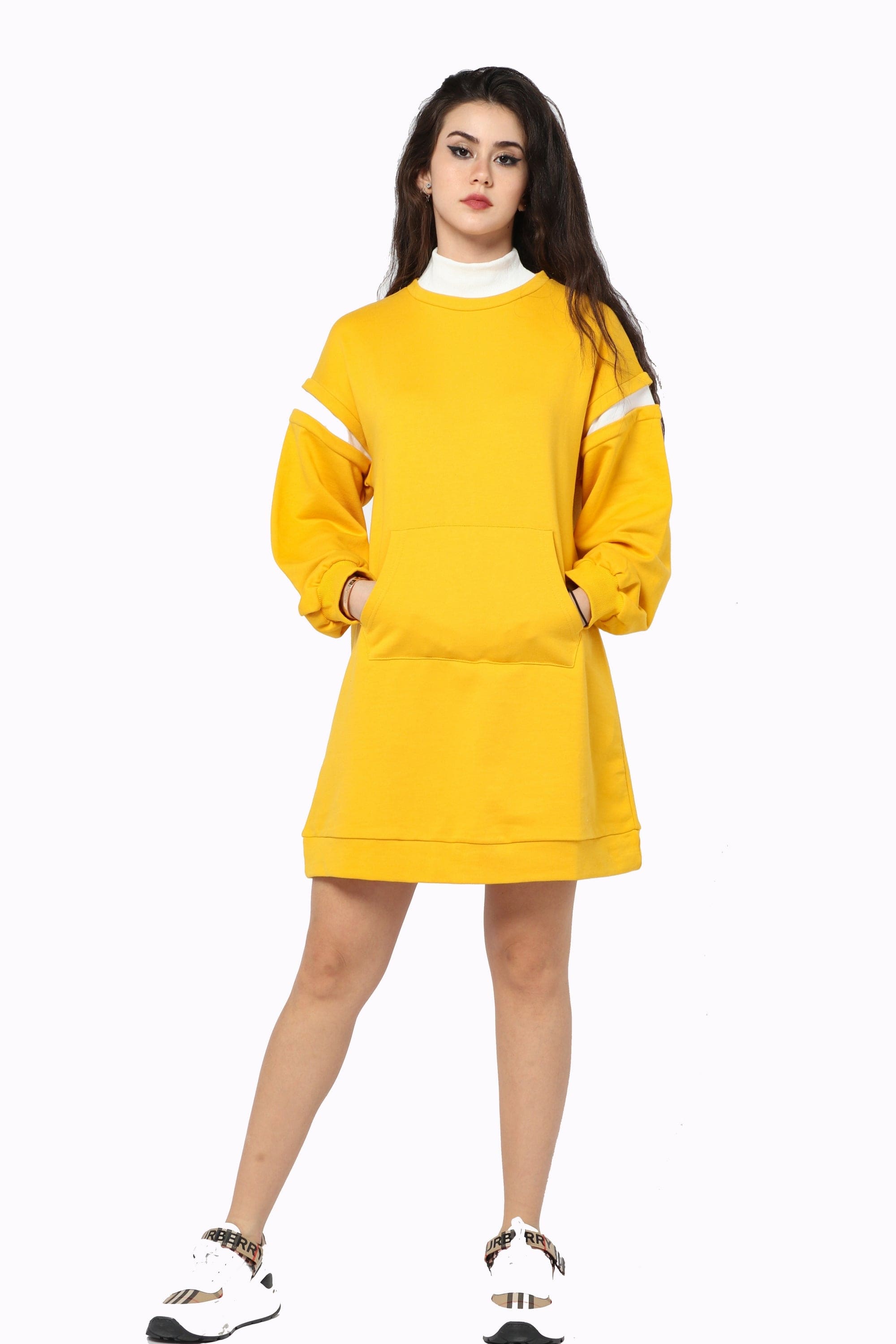 كيتشن فستان رقبة طويلة بجيب كبير علي الخصر بقطعة قماش بيضاء علي الكم