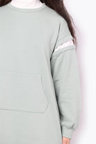 كيتشن فستان رقبة طويلة بجيب كبير علي الخصر بقطعة قماش بيضاء علي الكم