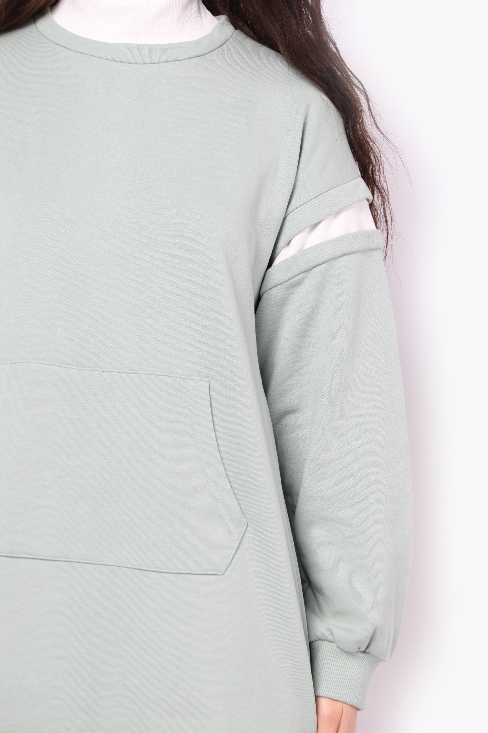 كيتشن فستان رقبة طويلة بجيب كبير علي الخصر بقطعة قماش بيضاء علي الكم