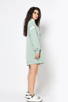 كيتشن فستان رقبة طويلة بجيب كبير علي الخصر بقطعة قماش بيضاء علي الكم