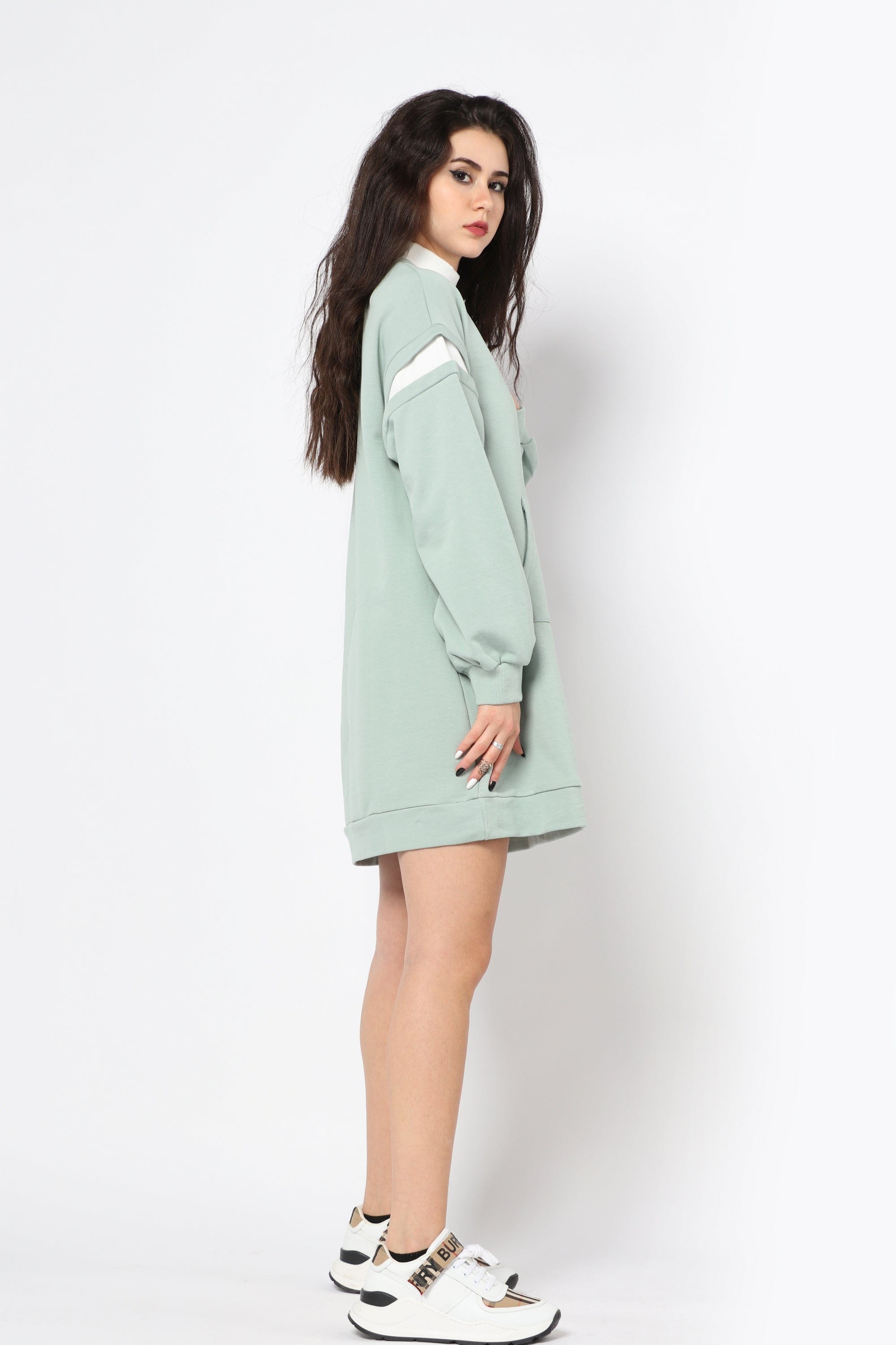 كيتشن فستان رقبة طويلة بجيب كبير علي الخصر بقطعة قماش بيضاء علي الكم