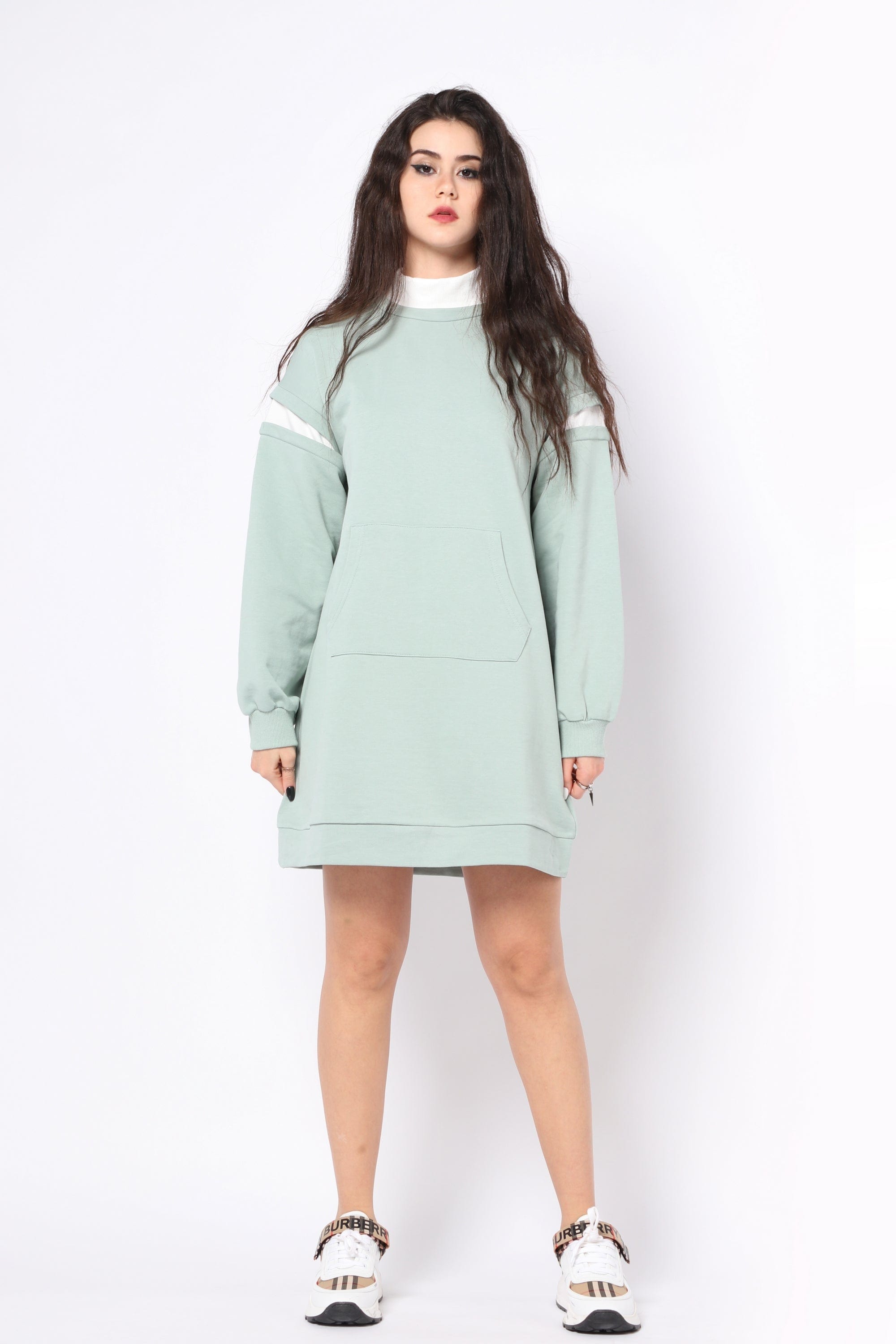 كيتشن فستان رقبة طويلة بجيب كبير علي الخصر بقطعة قماش بيضاء علي الكم