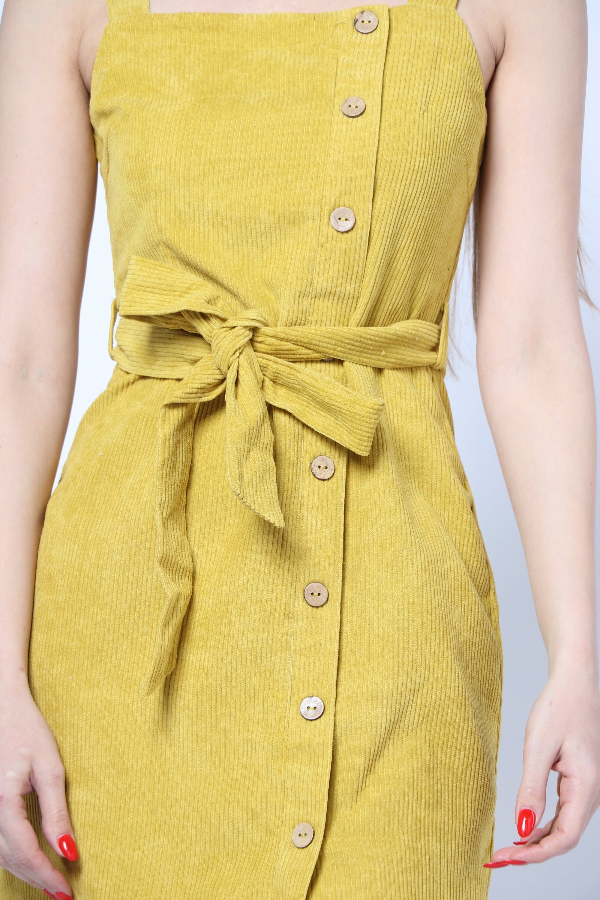 كيتشن فستان شتوي قصير بدون أكمام بحزام علي الخصر مغلق بأزرار أماميه