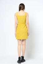 كيتشن فستان شتوي قصير بدون أكمام بحزام علي الخصر مغلق بأزرار أماميه