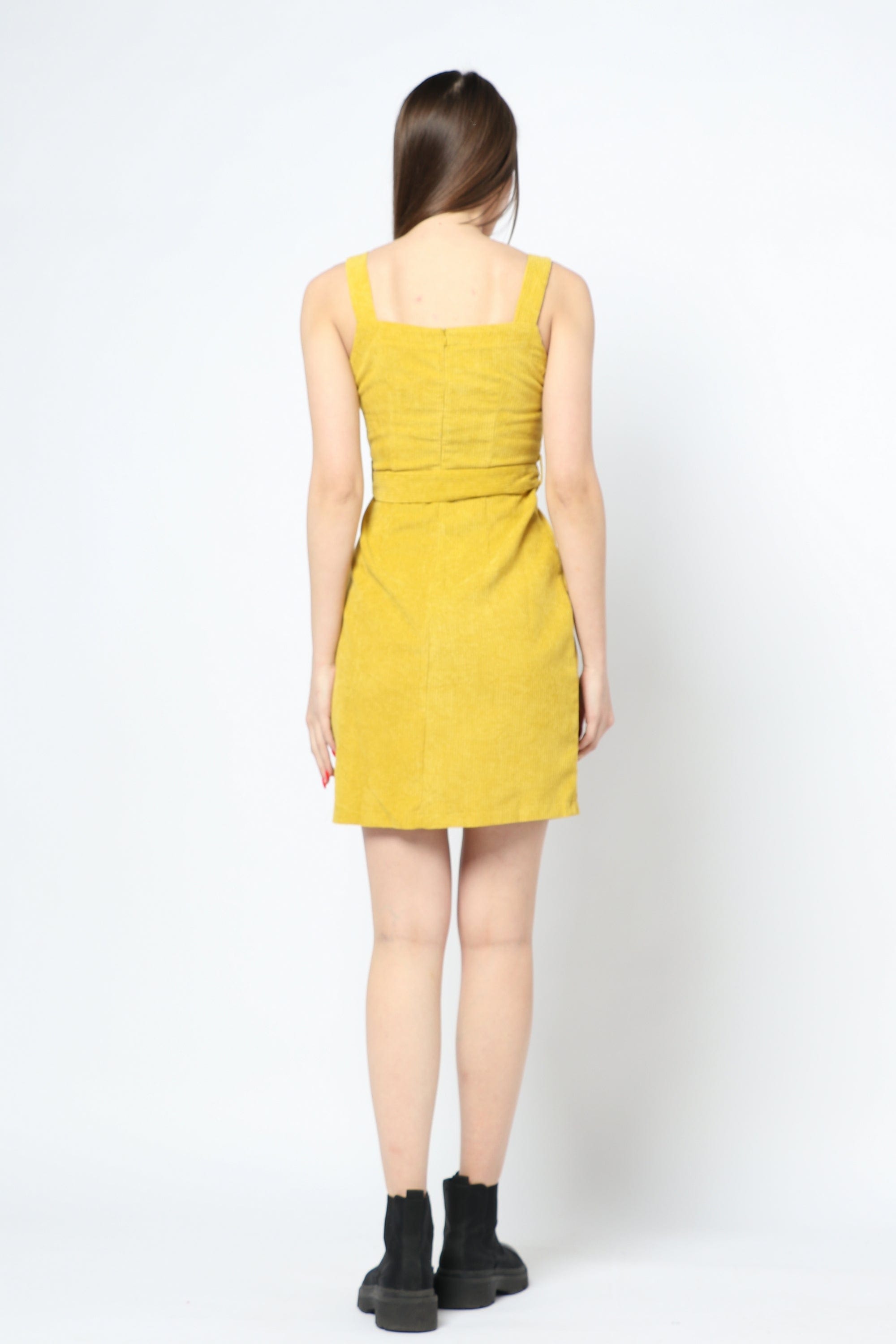 كيتشن فستان شتوي قصير بدون أكمام بحزام علي الخصر مغلق بأزرار أماميه