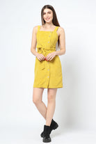 كيتشن فستان شتوي قصير بدون أكمام بحزام علي الخصر مغلق بأزرار أماميه