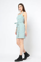 كيتشن فستان شتوي قصير بدون أكمام بحزام علي الخصر مغلق بأزرار أماميه