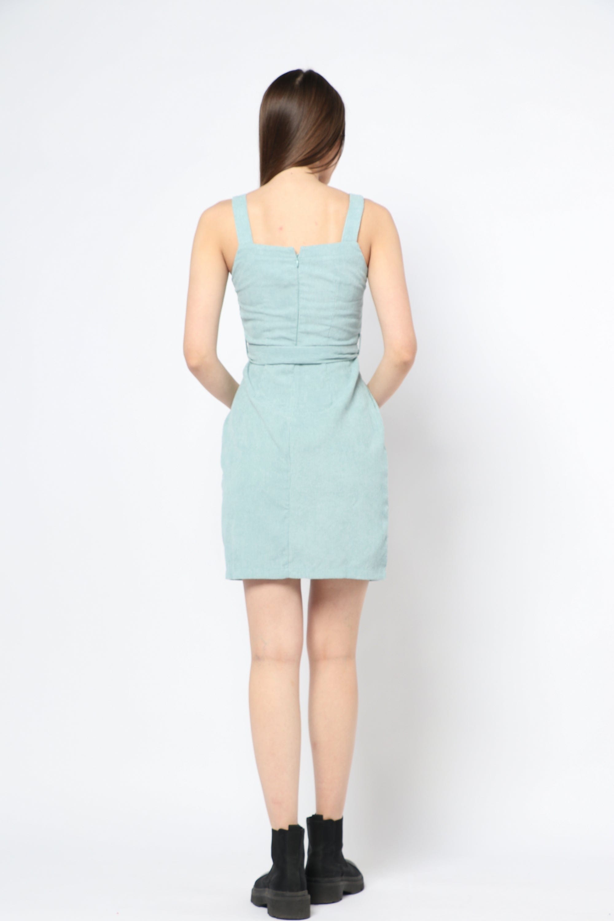 كيتشن فستان شتوي قصير بدون أكمام بحزام علي الخصر مغلق بأزرار أماميه