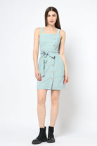 كيتشن فستان شتوي قصير بدون أكمام بحزام علي الخصر مغلق بأزرار أماميه