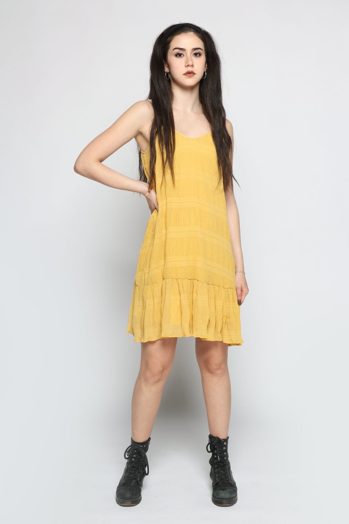 كيتشن فستان قصير بحمالات رفيعة سادة بكشكشة من الاسفل