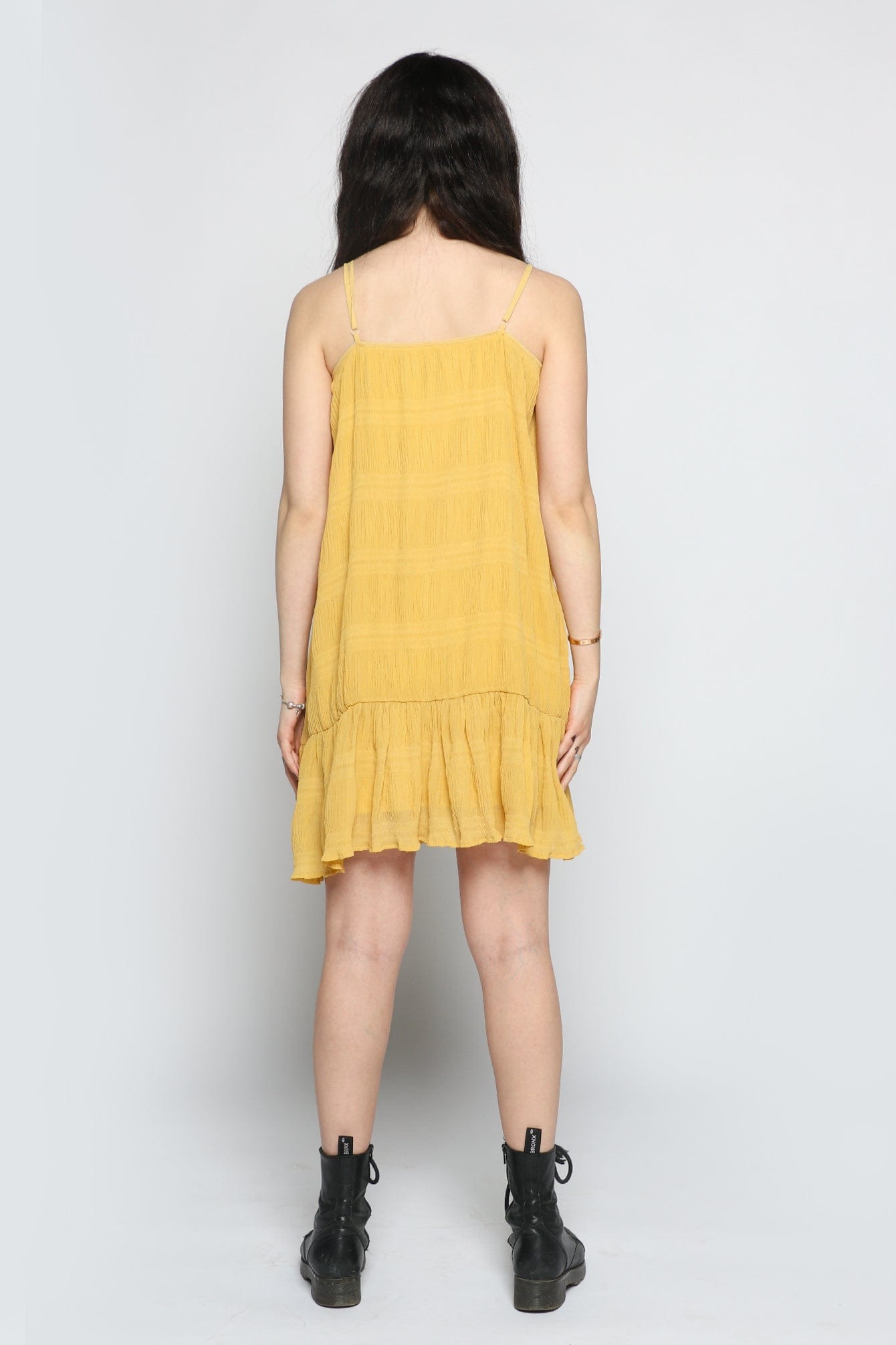 كيتشن فستان قصير بحمالات رفيعة سادة بكشكشة من الاسفل