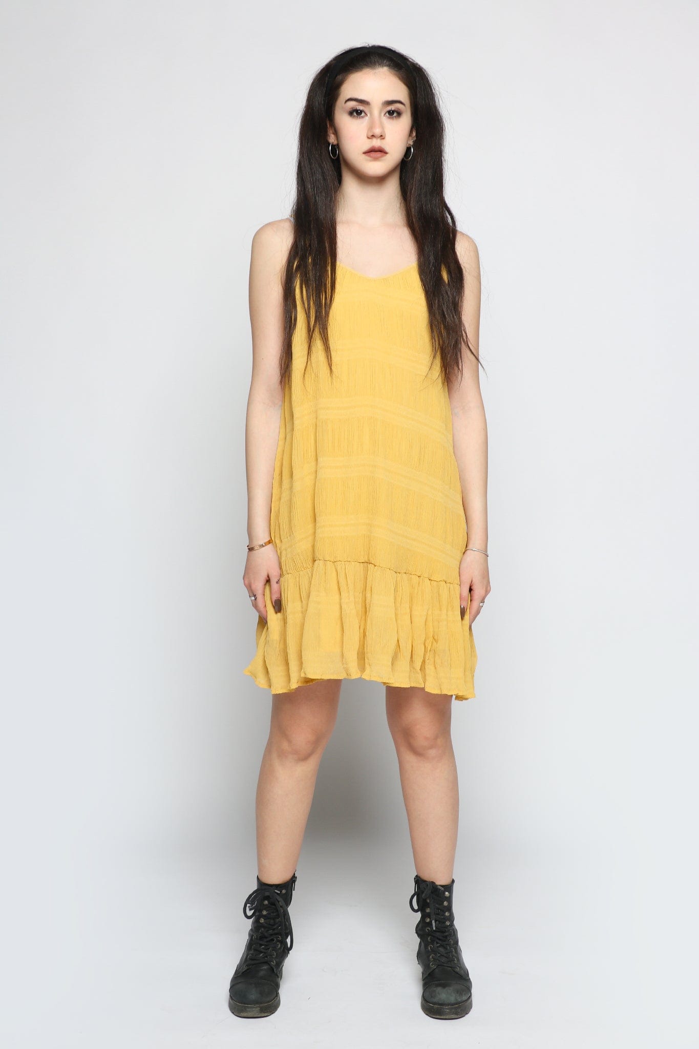 كيتشن فستان قصير بحمالات رفيعة سادة بكشكشة من الاسفل