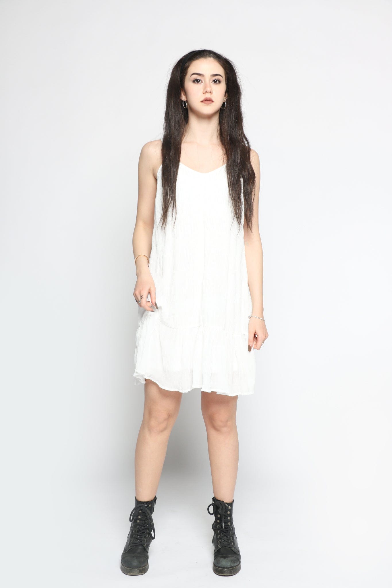 كيتشن فستان قصير بحمالات رفيعة سادة بكشكشة من الاسفل