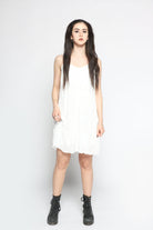 كيتشن فستان قصير بحمالات رفيعة سادة بكشكشة من الاسفل