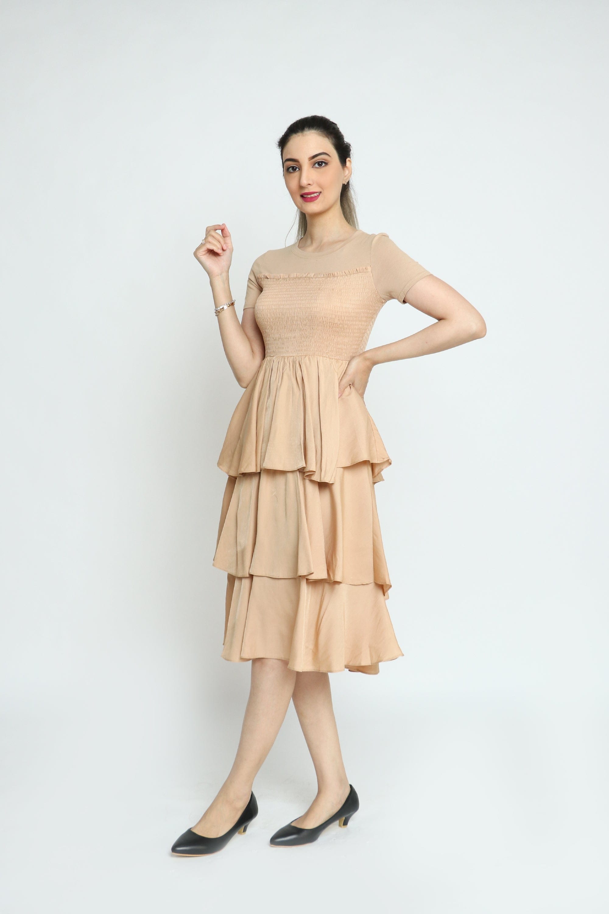 كيتشن فستان ميدي سهرة مكشكش من تحت كم قصير