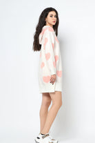 كيتشن فستان ميدي بنقشة قلوب كم طويل بكابشو أبيض