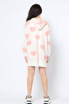 كيتشن فستان ميدي بنقشة قلوب كم طويل بكابشو أبيض