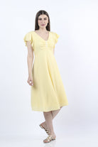 كيتشن فستان ميدي سادة بأزرار على الصدر كم قصير مكشكش