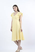 كيتشن فستان ميدي سادة بأزرار على الصدر كم قصير مكشكش