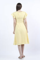 كيتشن فستان ميدي سادة بأزرار على الصدر كم قصير مكشكش